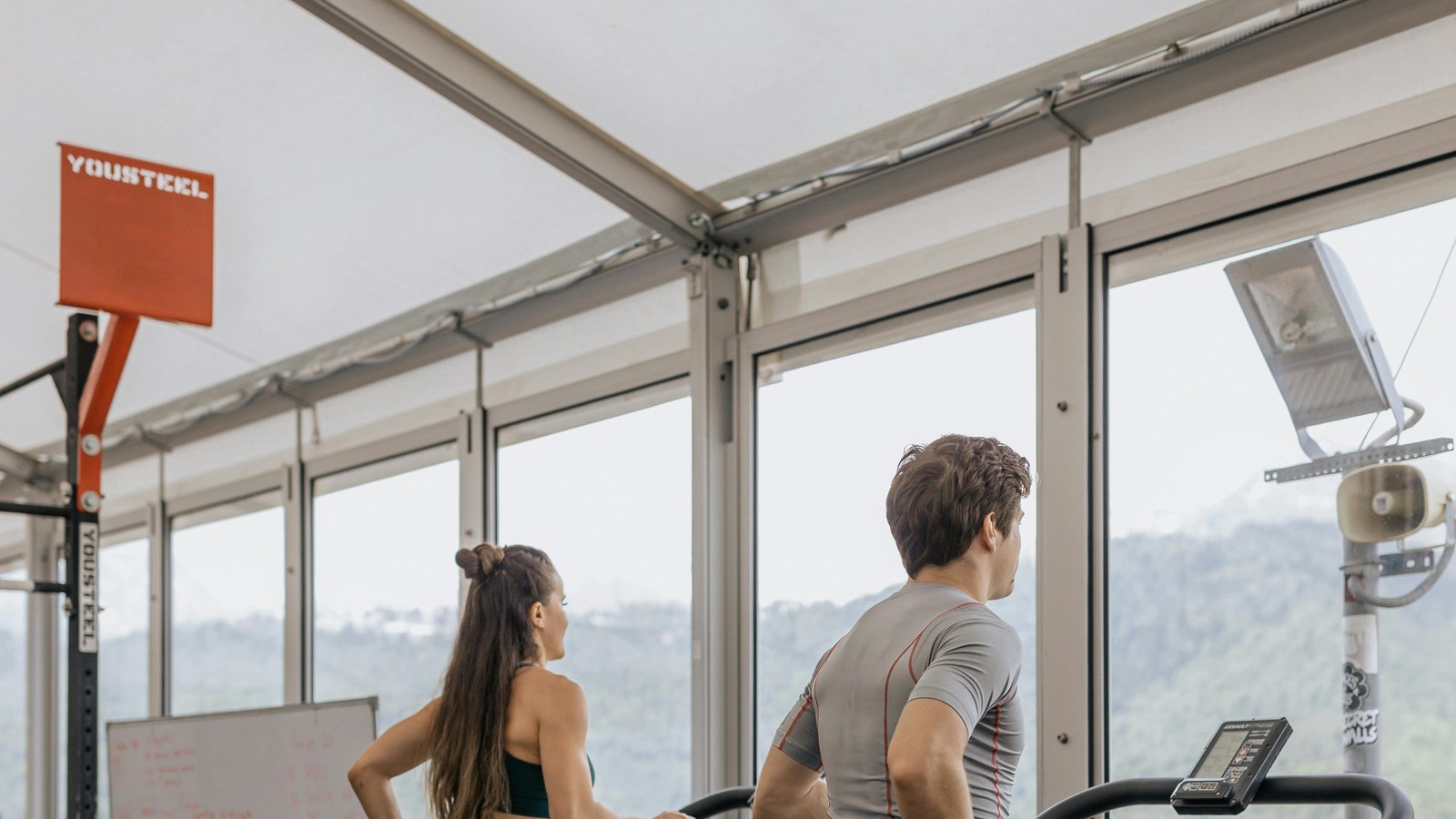 지방흡입 후 운동하는 여성