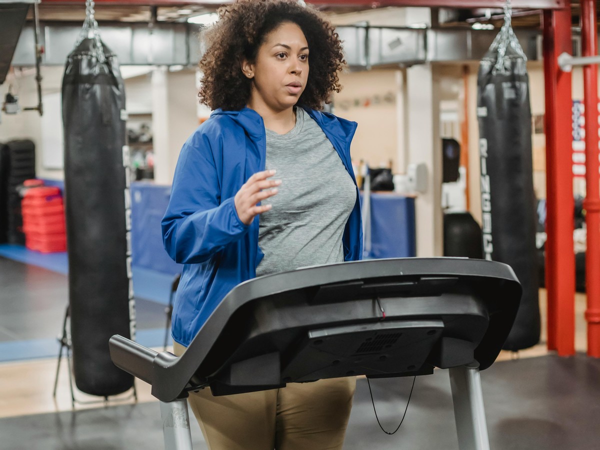 팔뚝지방흡입 후 일상으로 복귀한 젊은 여성의 운동 모습