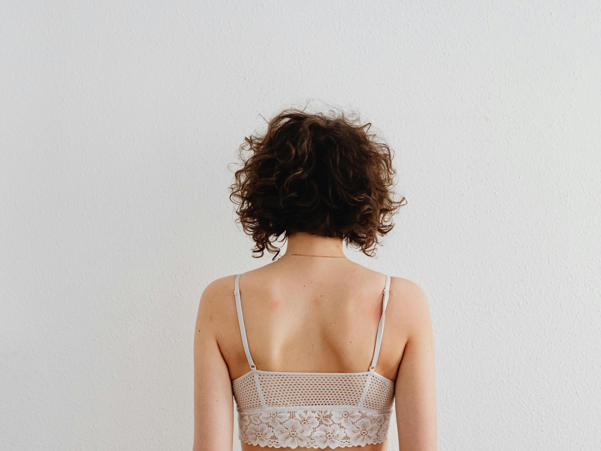 날씬한 팔 라인과 균형 잡힌 몸매를 가진 젊은 여성