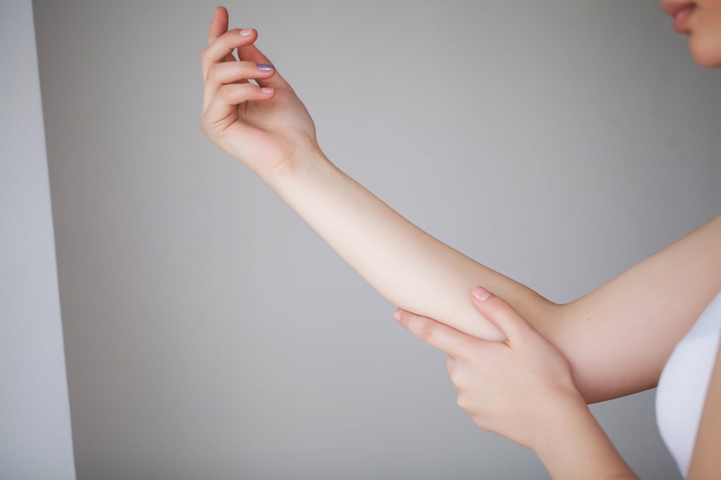 팔뚝 지방흡입 수술 후 달라진 팔 라인으로 자신감을 되찾은 여성