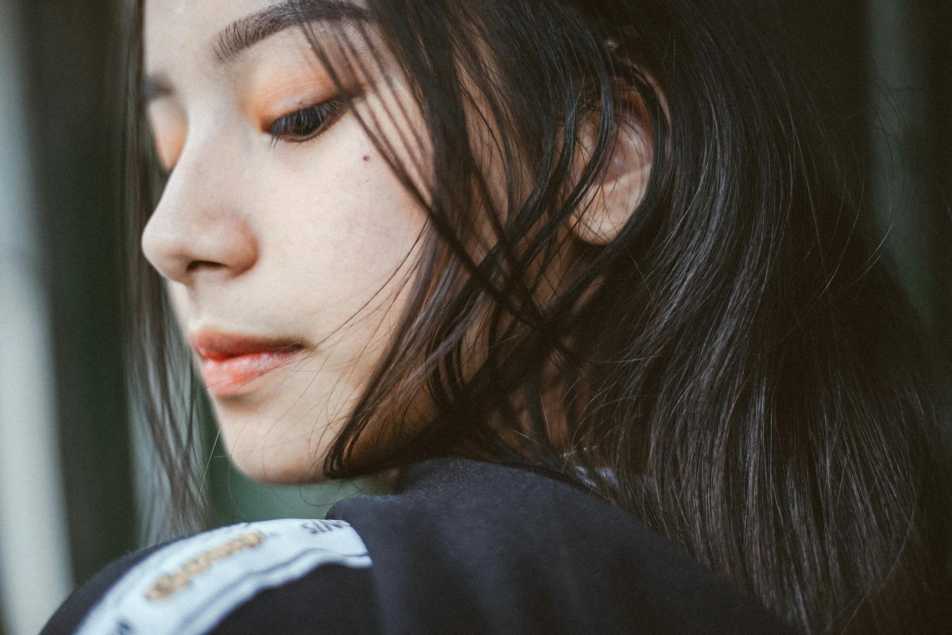 턱지방흡입 vs 다른 시술 비교 고민하는 여성 — 비너스의원