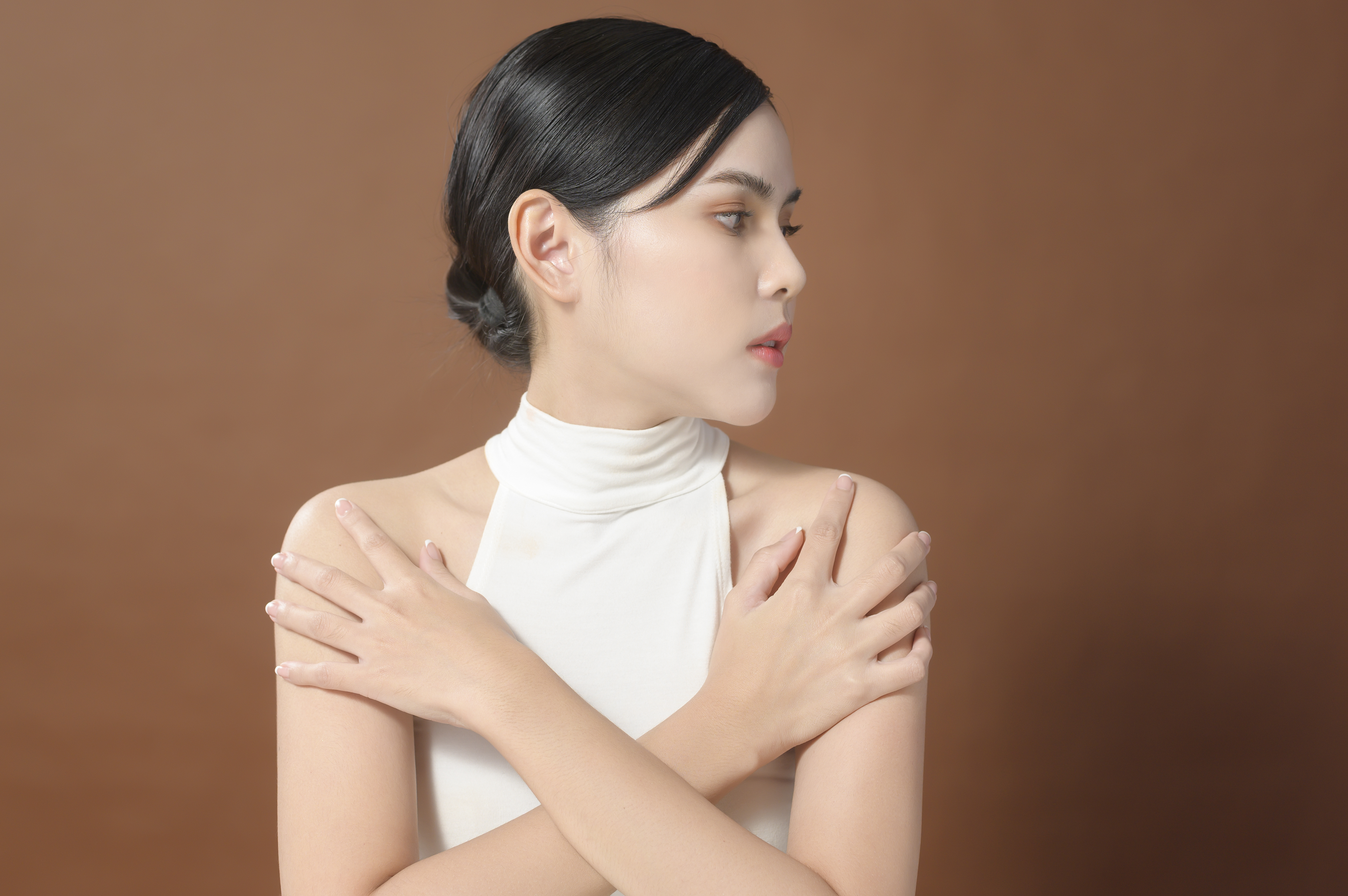 피부 관리 중인 여성 — 턱지방흡입 상담 참고 이미지