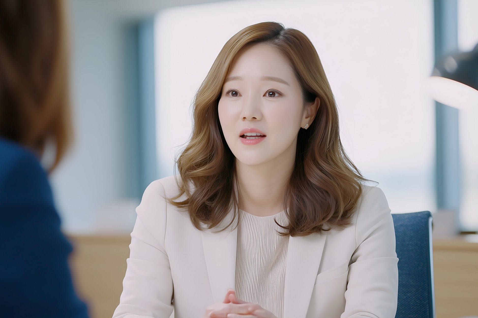엉덩이축소 상담을 받는 여성