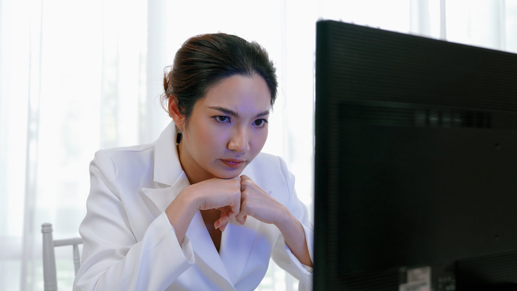 노트북으로 정보를 검색하며 확인하는 여성 참고 이미지