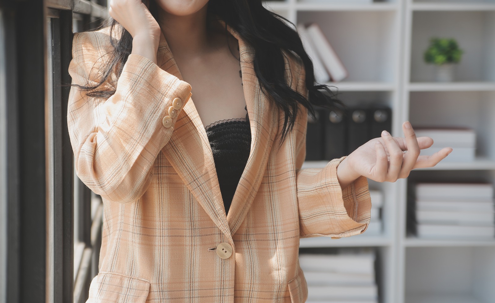 옷차림과 일상 속 고민을 표현한 스톡 이미지