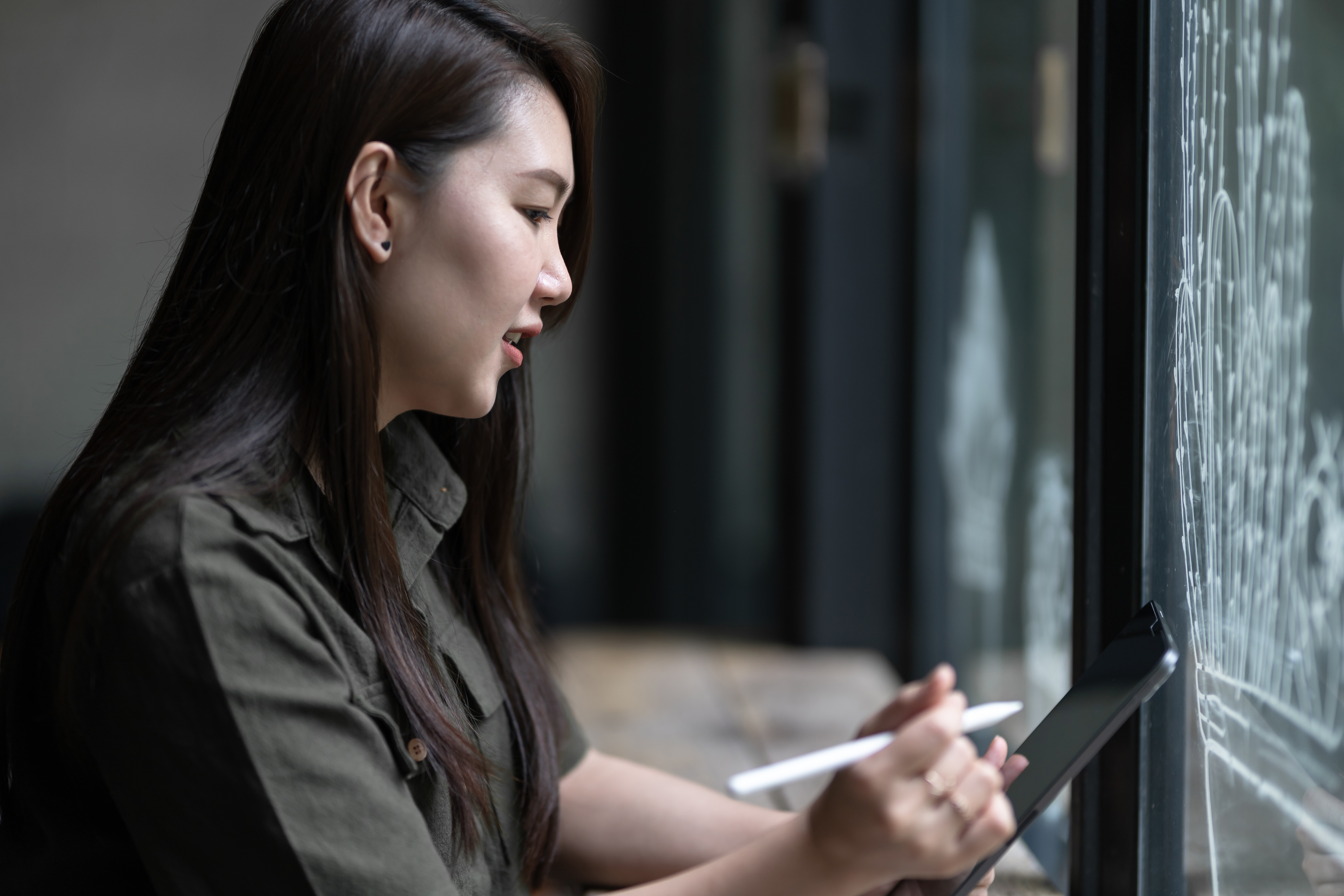 태블릿으로 상담 전 확인사항을 정리하는 여성 이미지 (스톡 이미지)