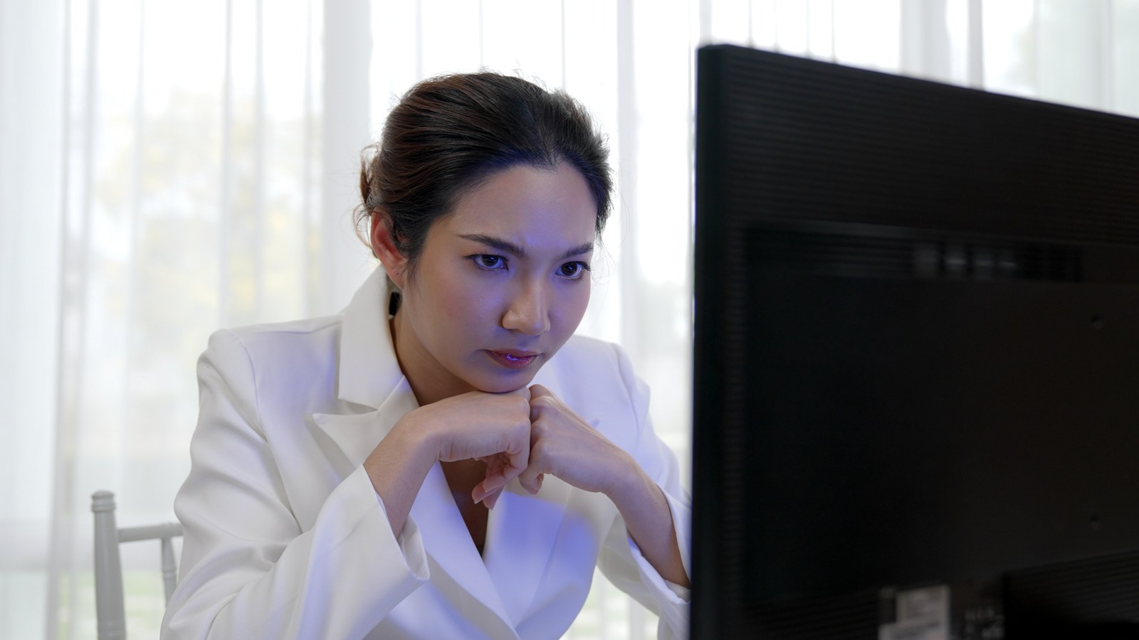회복 후 일상으로 돌아와 업무를 보는 여성