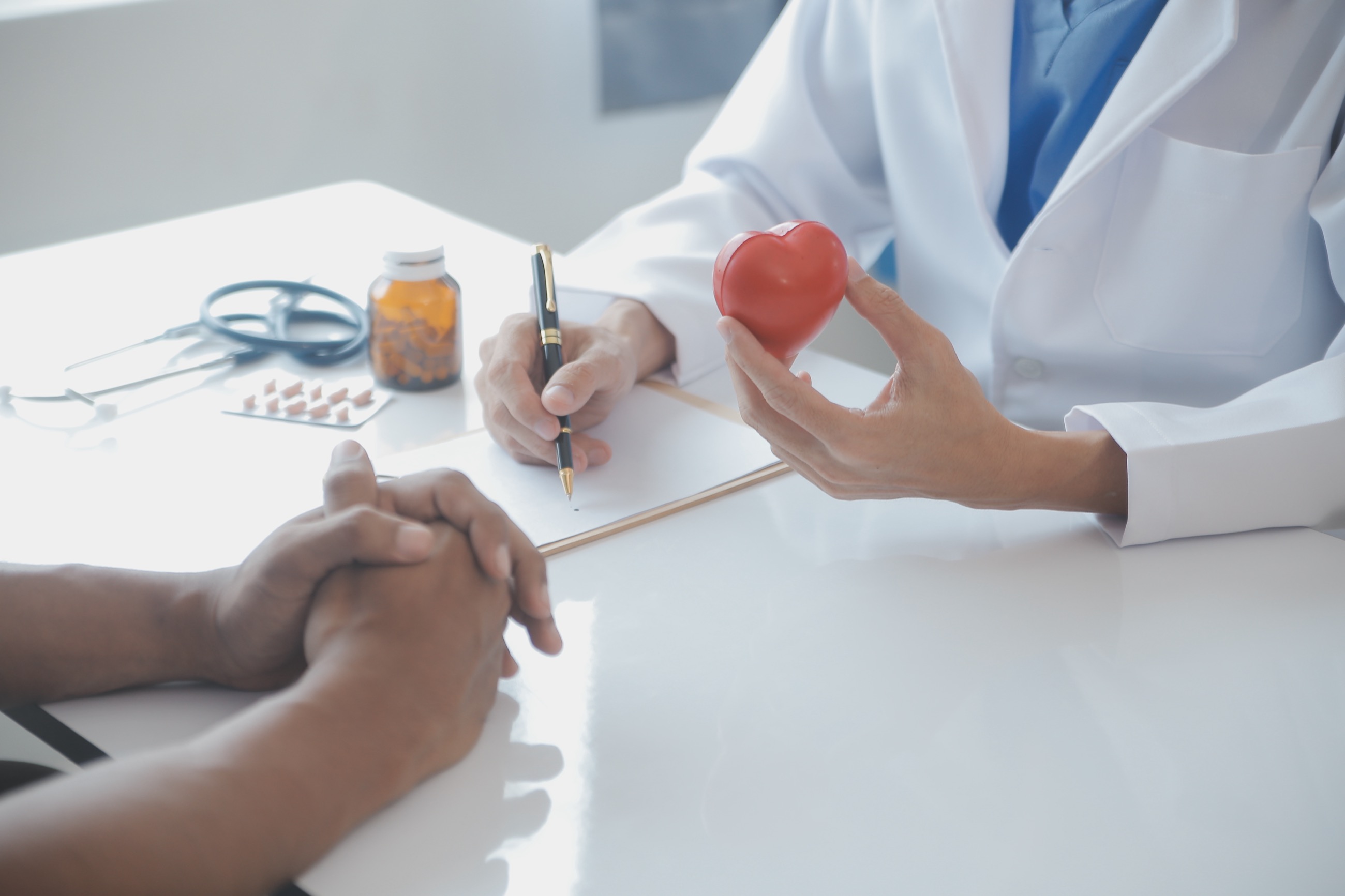 상담에서 상태를 확인하고 기록하는 모습 참고 이미지