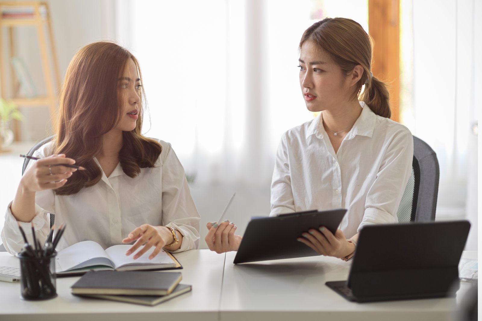 상담 전 확인사항과 질문을 정리해보는 모습(연출된 이미지)