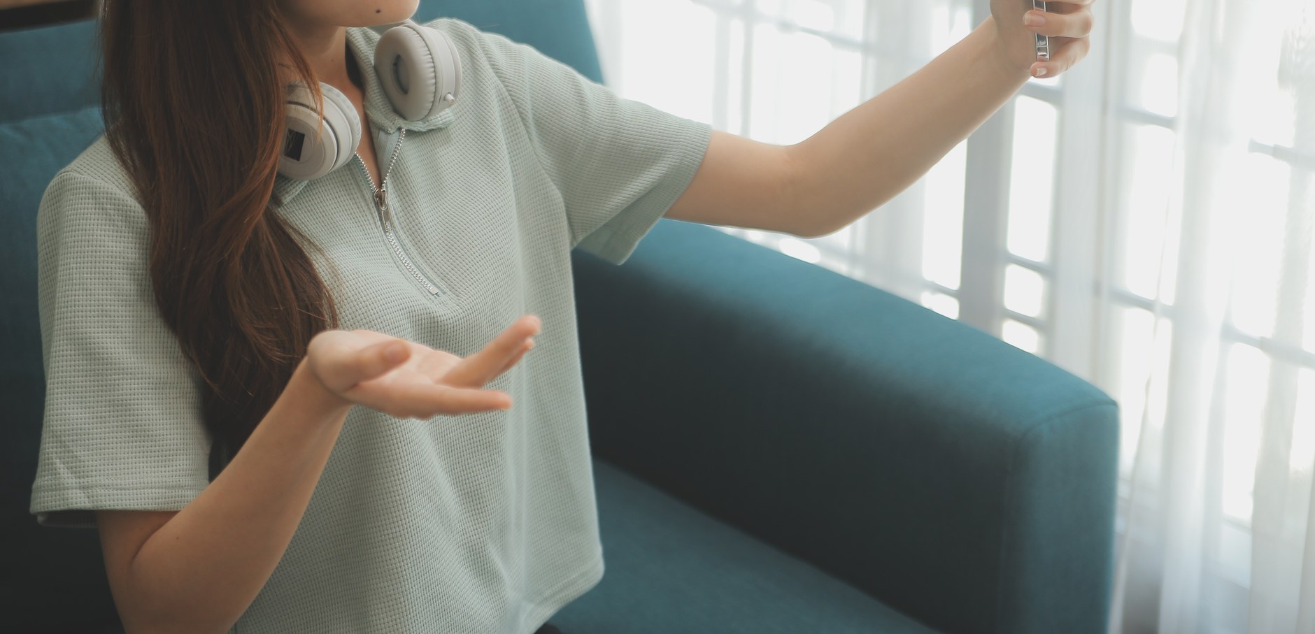 유방하수 지방흡입 회복 중 일상을 보내는 여성