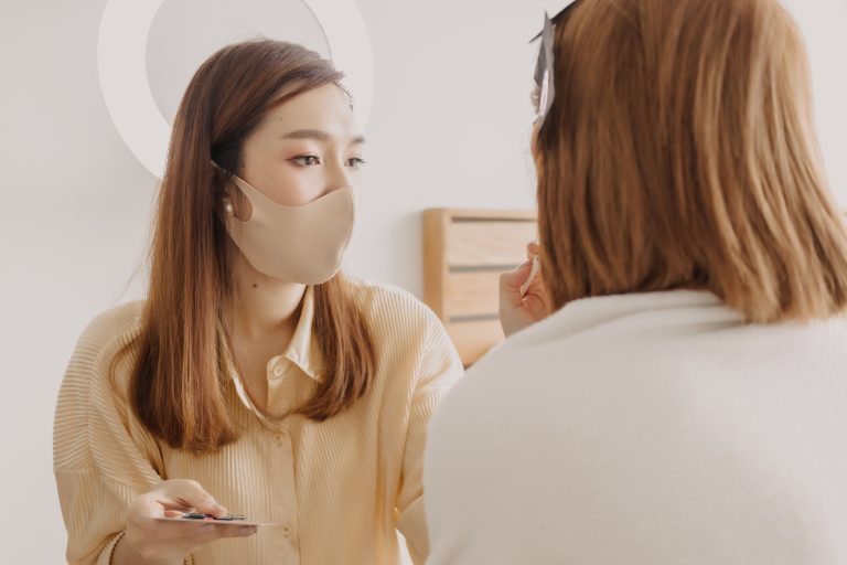 외모와 체형에 관해 고민하는 여성의 일반 연출 이미지