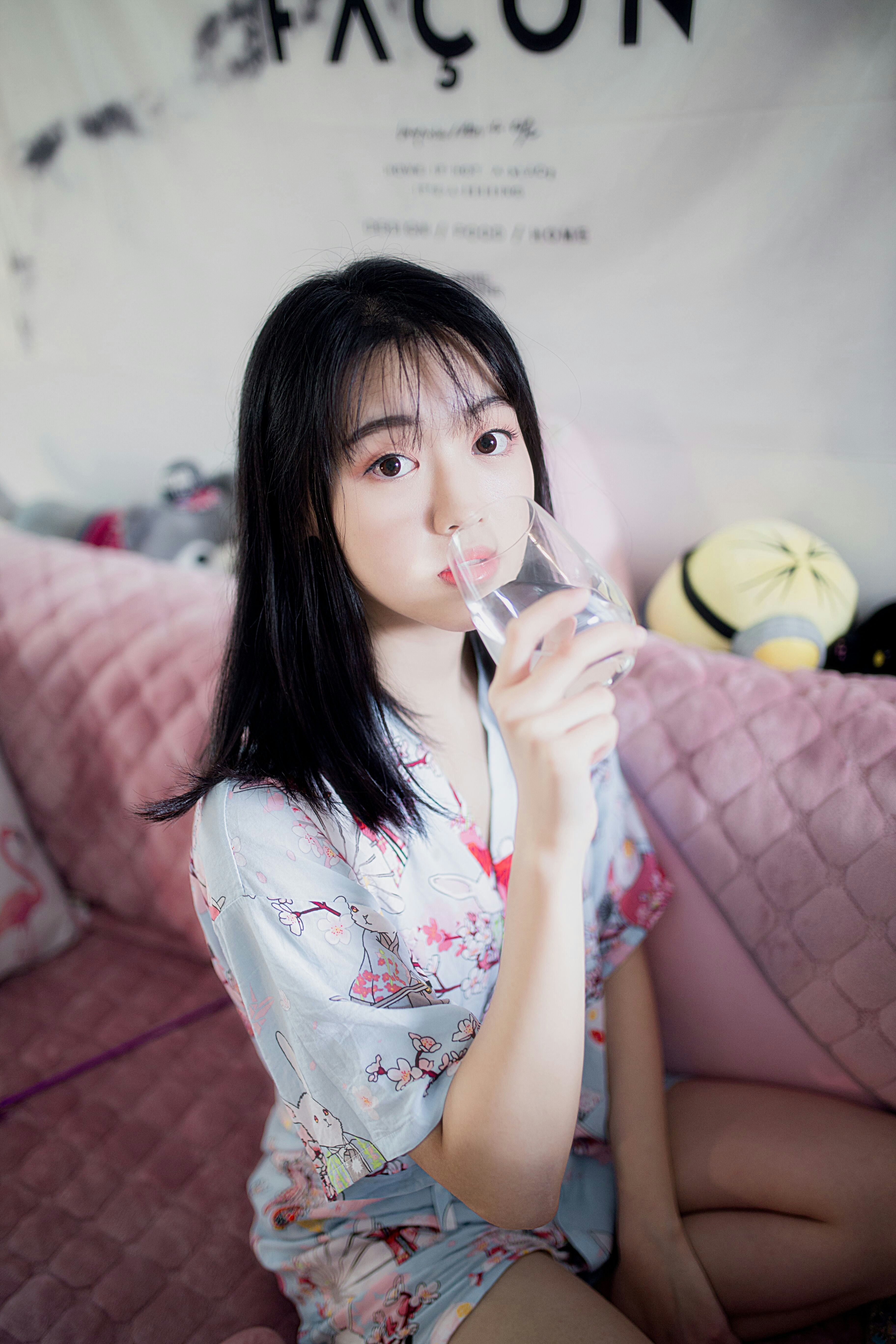 다이어트로 가슴 처짐이 좋아질지 고민하는 여성